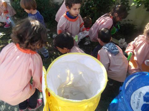 AS crianças das várias salas colocaram os residuos nos respetivos eco-pontos que foram oferecidos pela GESAM